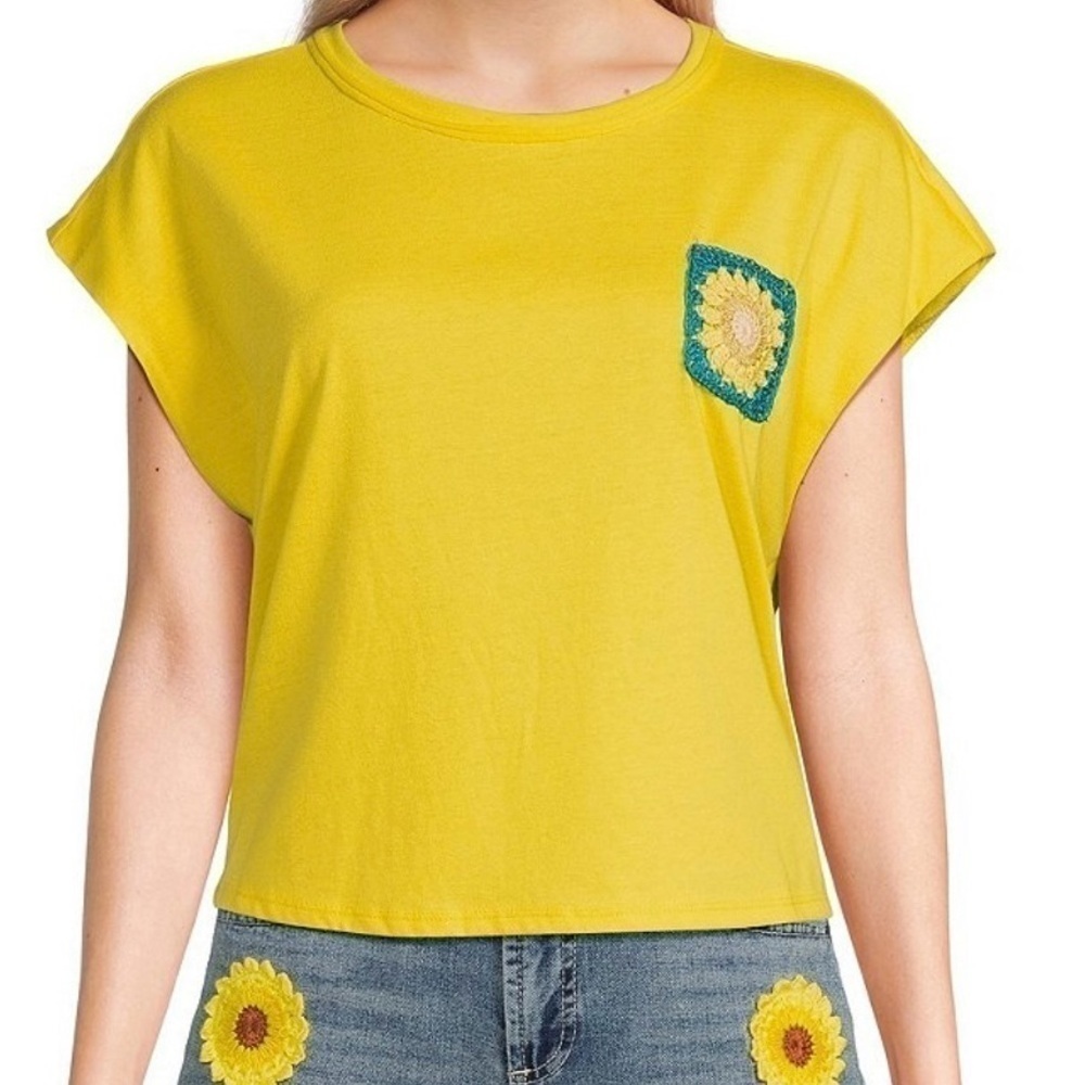Circus NY T-shirt with crocheted pocket